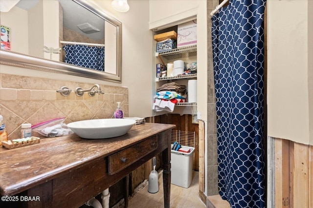 bathroom featuring a shower with curtain and sink