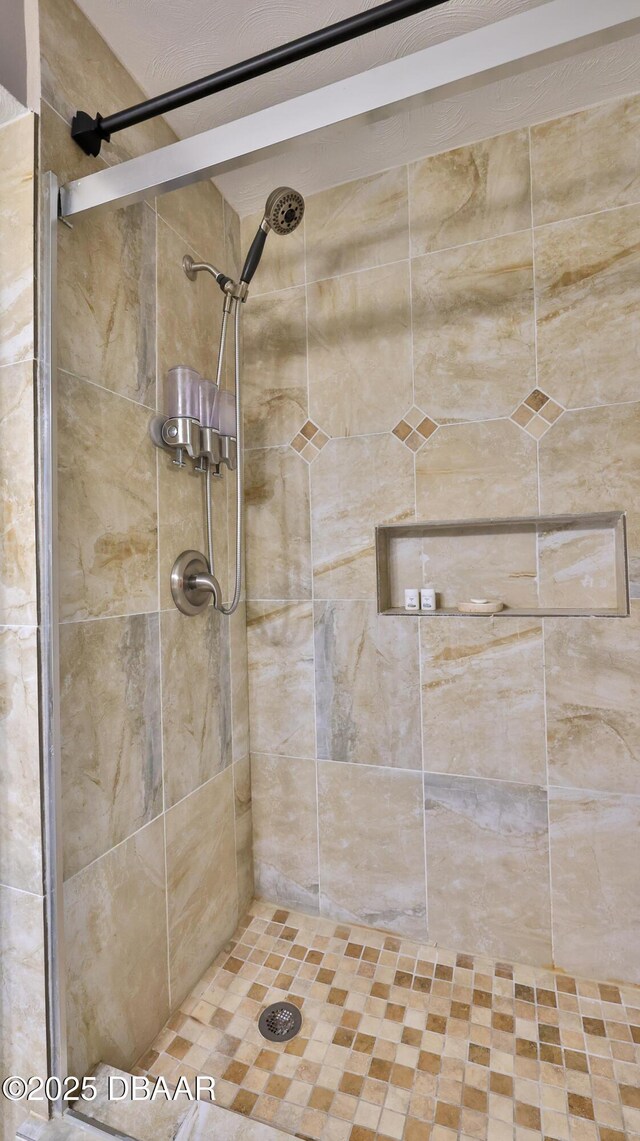 bathroom featuring tiled shower