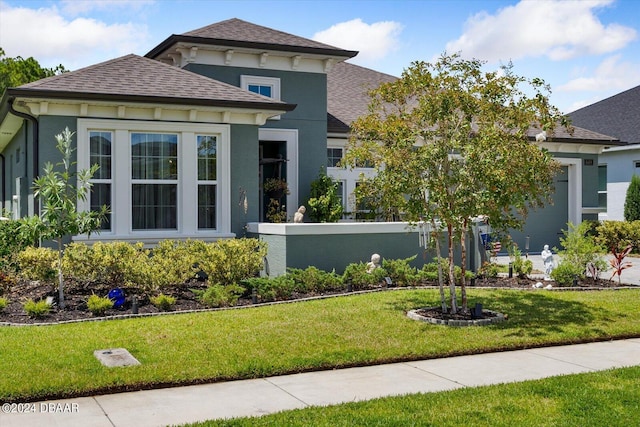 view of front facade featuring a front lawn