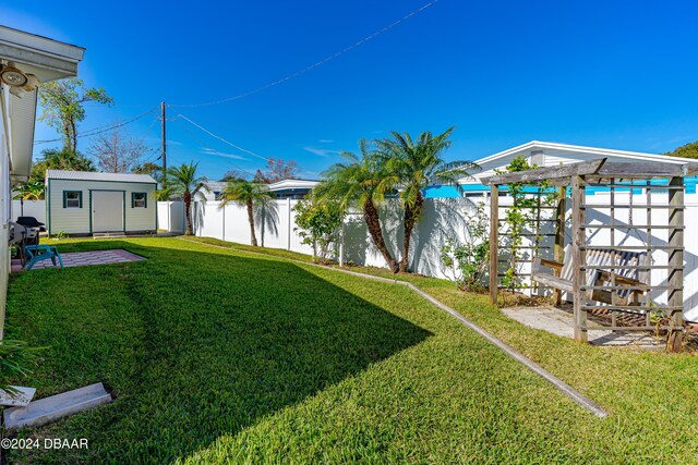 view of yard featuring a storage shed