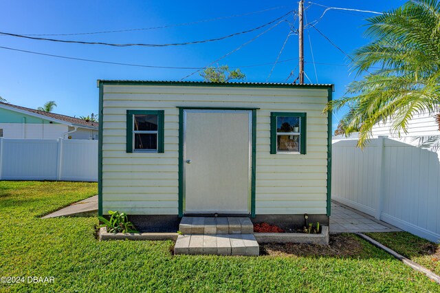 view of outdoor structure featuring a yard