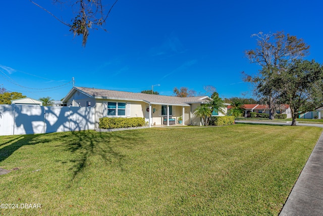 view of front of property featuring a front yard