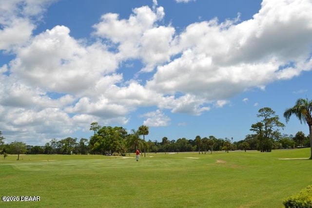 view of property's community featuring a lawn