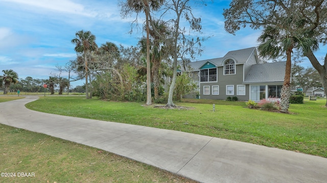 view of front of property featuring a front yard