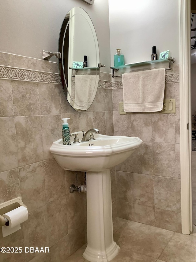 bathroom featuring tile walls