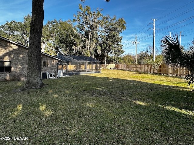 view of yard featuring an outbuilding