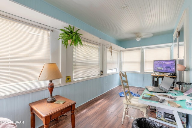 sunroom featuring ceiling fan