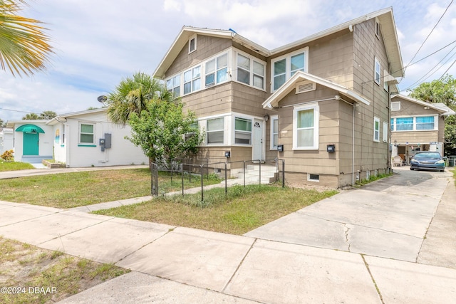 view of front of property with a front yard