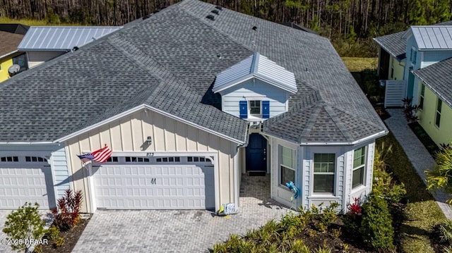 view of front facade with a garage