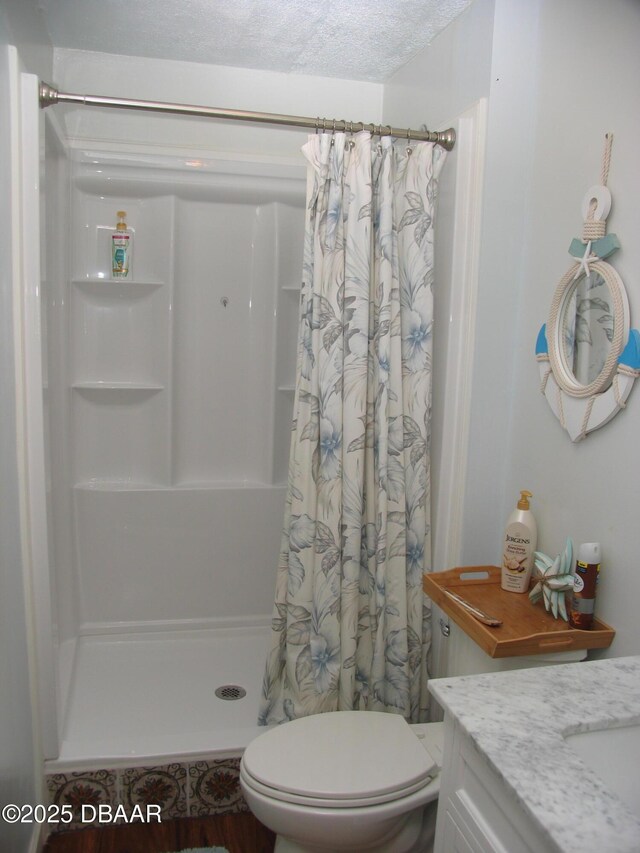 39 Benjamin Dr, Ormond Beach, FL 32176 - bathroom featuring vanity, toilet, curtained shower, and a textured ceiling