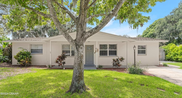 ranch-style home featuring a front lawn