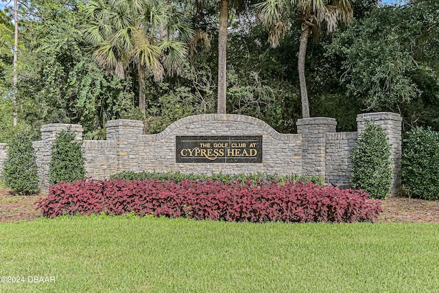 community sign with a yard