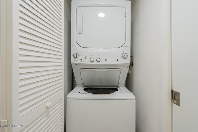 washroom featuring estacked washer and dryer