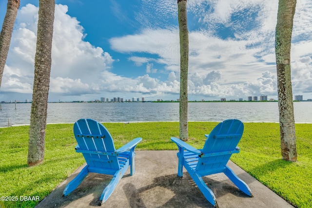 view of green lawn featuring a water view