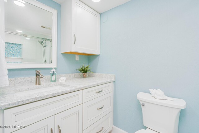 full bath featuring toilet, vanity, and a shower with shower curtain