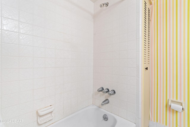 bathroom featuring tiled shower / bath