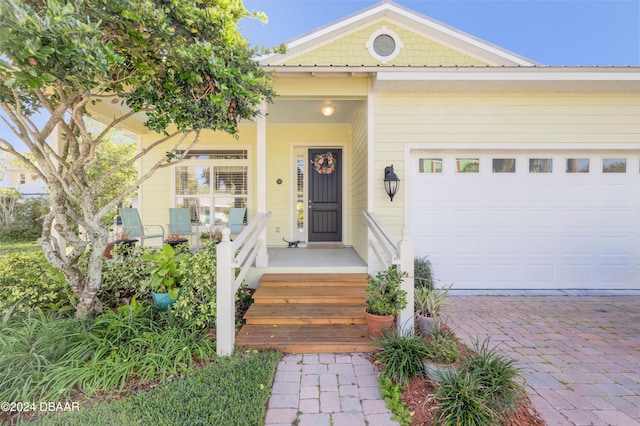 view of front facade featuring a garage and covered porch