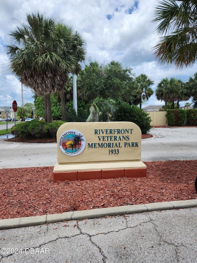 view of community / neighborhood sign