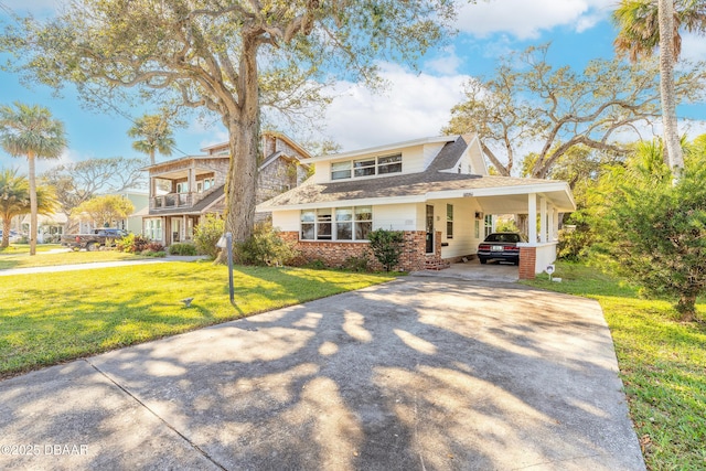 view of front of property featuring a front yard and a carport