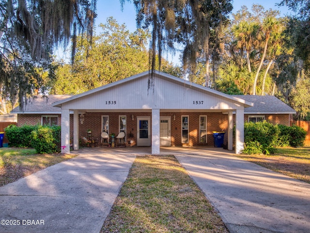 view of front facade featuring a carport