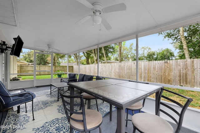 sunroom with ceiling fan