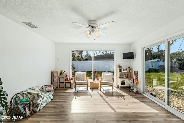 sunroom with ceiling fan