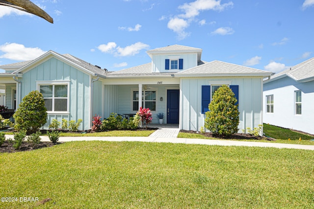 view of front of home featuring a front yard