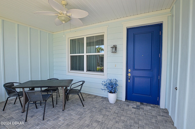 property entrance featuring ceiling fan