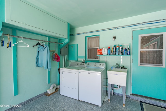 washroom featuring cabinets, sink, and washing machine and clothes dryer