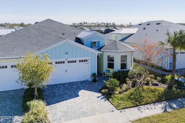 view of front facade featuring a garage