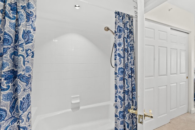 bathroom with shower / tub combo with curtain