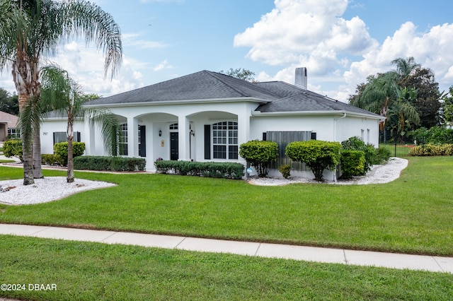 view of front of home featuring a front yard