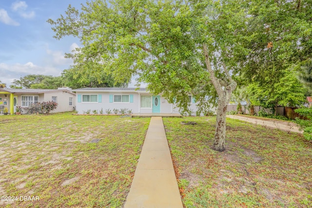 view of front facade with a front yard