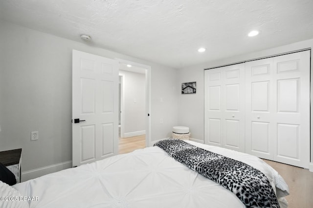 5540 W Bayshore Dr, Port Orange, FL 32127 - bedroom featuring light wood finished floors, recessed lighting, and a closet