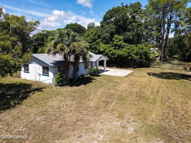 view of yard featuring a patio