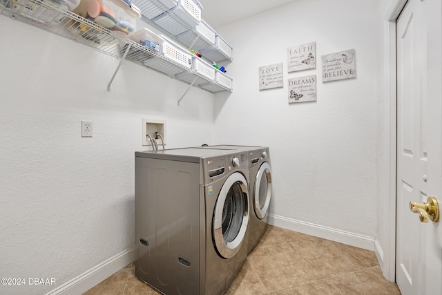 laundry room featuring light tile patterned floors and independent washer and dryer