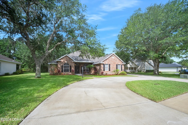 single story home featuring a front lawn