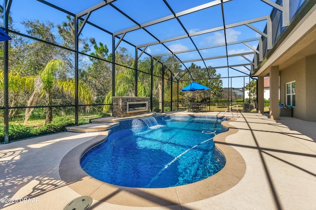 view of pool with pool water feature, a jacuzzi, a lanai, a patio, and an outdoor stone fireplace