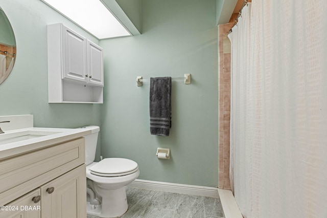 bathroom featuring a shower with shower curtain, vanity, and toilet