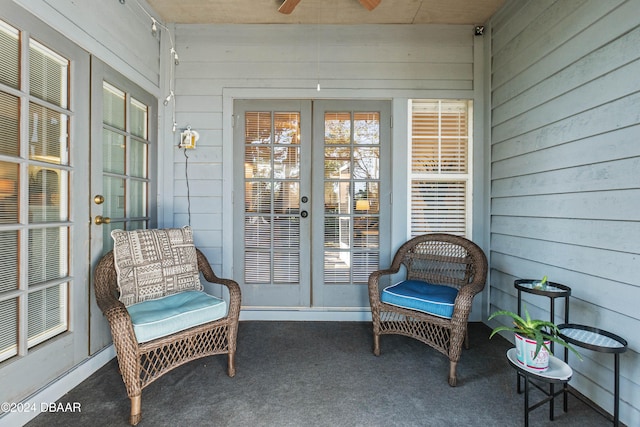 sunroom with ceiling fan