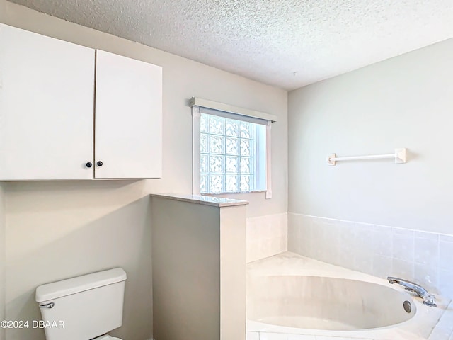 46 Coquina Point Dr, Ormond Beach, FL 32174 - bathroom featuring a textured ceiling, a bathing tub, and toilet