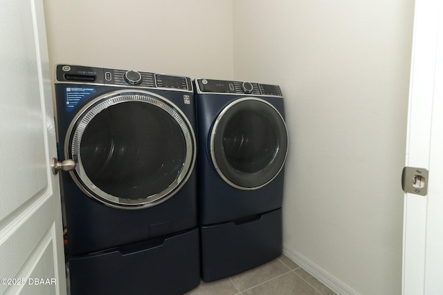 1313 Middle Lake Dr, Ormond Beach, FL 32174 - laundry room featuring independent washer and dryer, tile patterned floors, and baseboards