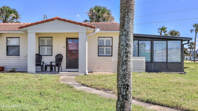 view of front of home featuring a front yard