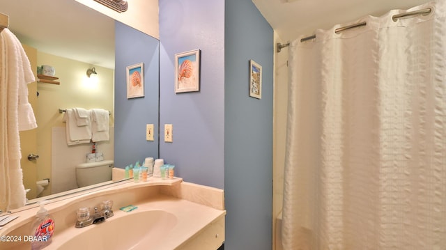 bathroom featuring a shower with curtain, sink, and toilet