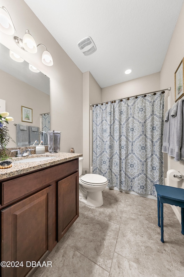 bathroom with toilet, vanity, a textured ceiling, and curtained shower