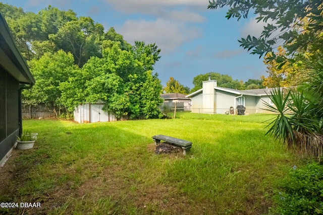 view of yard featuring a shed