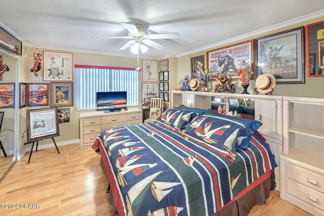 bedroom featuring light hardwood / wood-style floors, ceiling fan, and crown molding