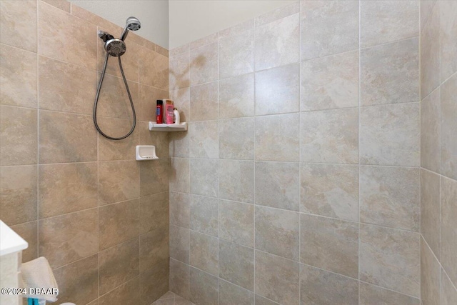 bathroom featuring tiled shower