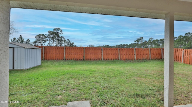 view of yard featuring a storage shed