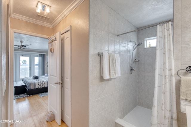 bathroom featuring a shower with shower curtain, ceiling fan, a healthy amount of sunlight, and ornamental molding